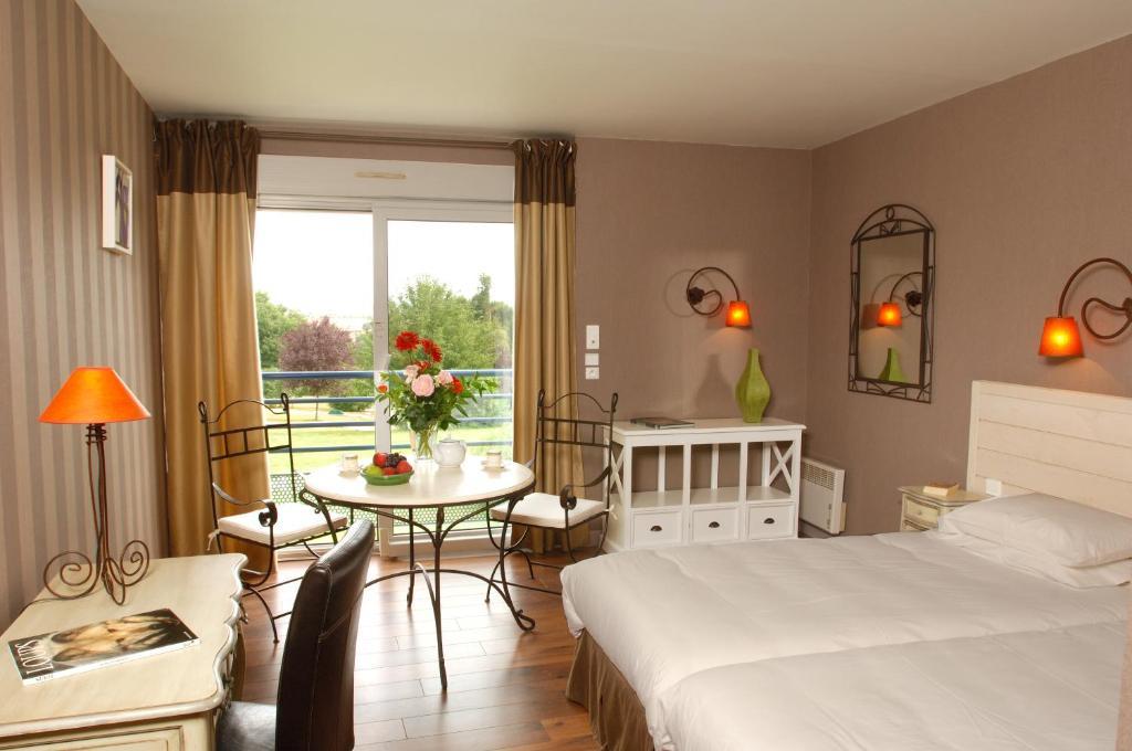 Logis L'Ermitage Hotel & Restaurant Saulges Quarto foto