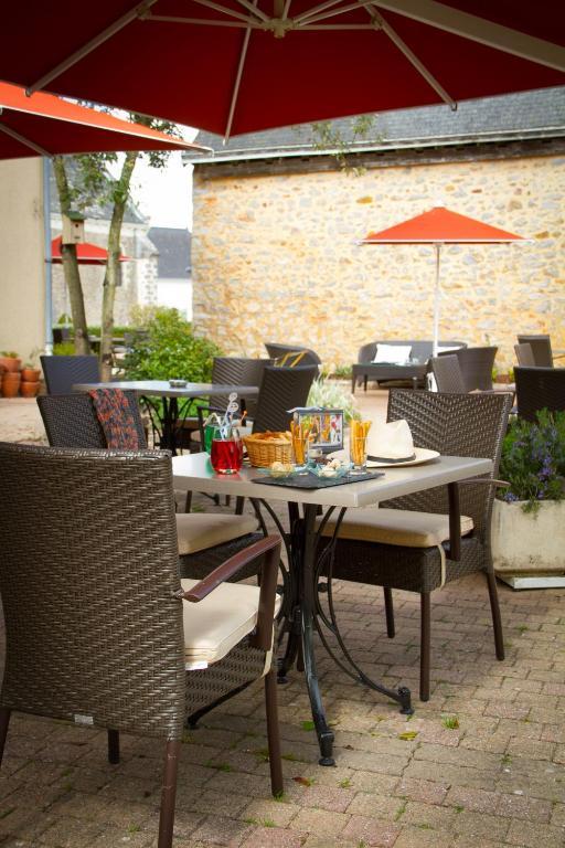 Logis L'Ermitage Hotel & Restaurant Saulges Exterior foto