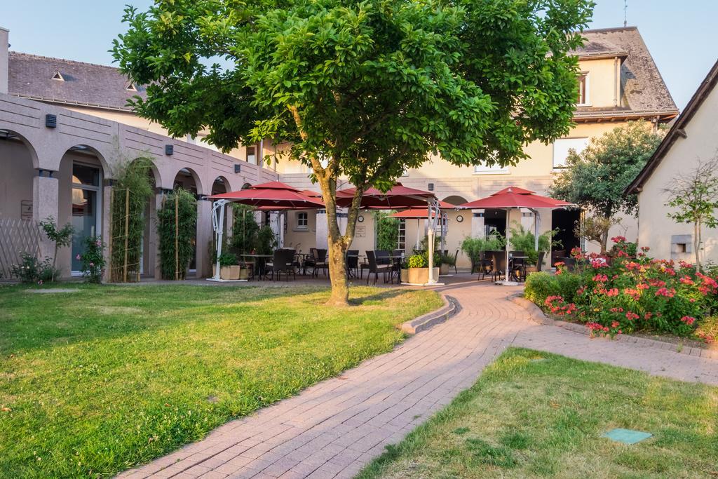 Logis L'Ermitage Hotel & Restaurant Saulges Exterior foto