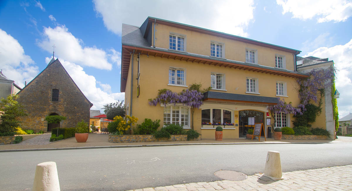 Logis L'Ermitage Hotel & Restaurant Saulges Exterior foto